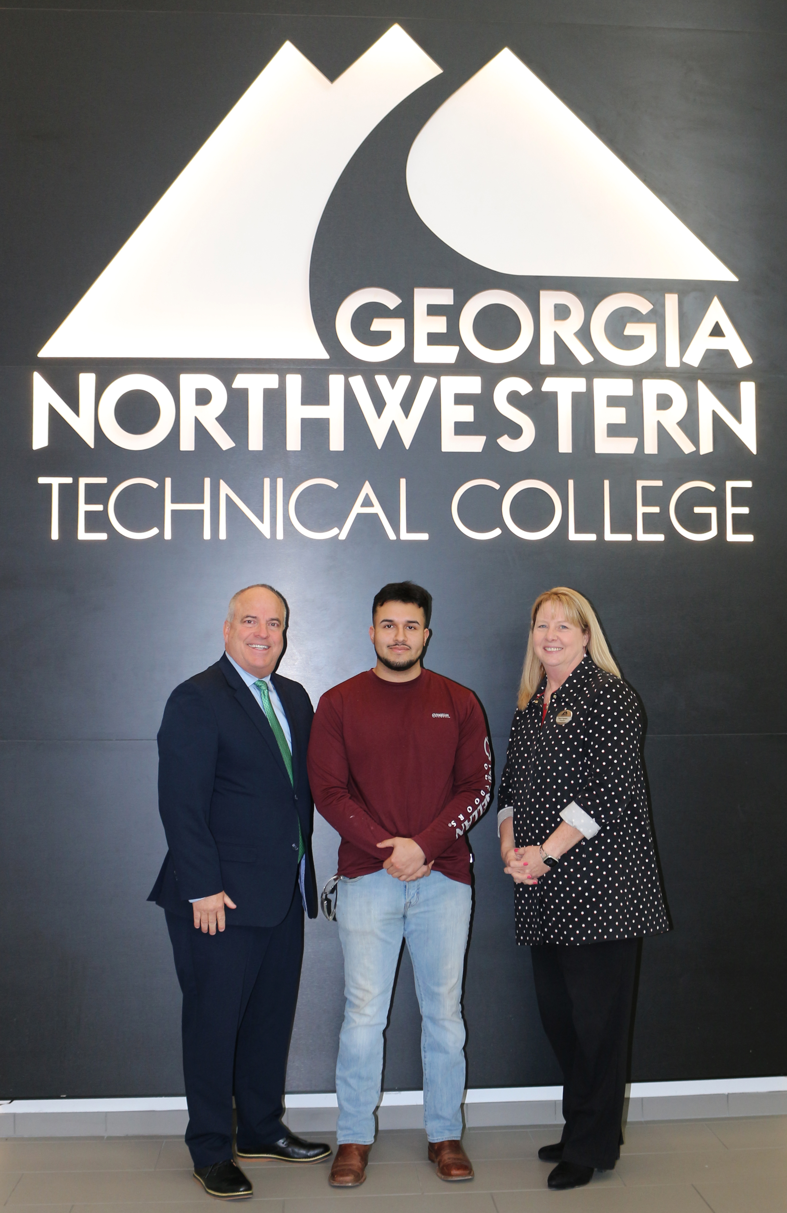 (From left) Russ DeLozier, The Carpet and Rug Institute president; 甜瓜app student Angel Cruz, recipient of The Governor Nathan Deal Technical Education Scholarship; and Dr. Heidi Popham, 甜瓜app president.